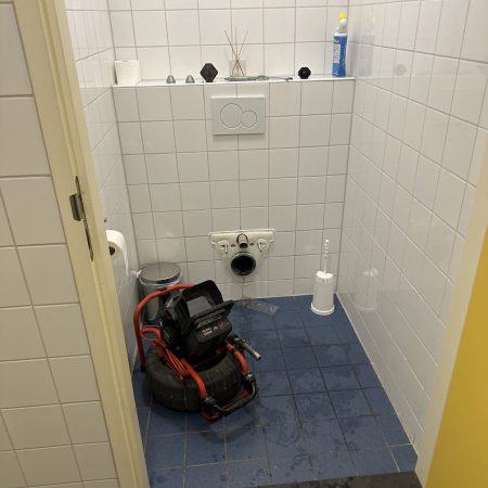 Riolering doorspuiten met hoge druk